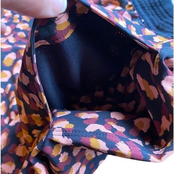 Fabletics Women’s Animal Print Casual Athletic Shorts size Large - Picture 9 of 9